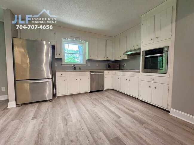 Foto del edificio - Spacious 3 Bed/2.5 Bath Duplex With Basement.