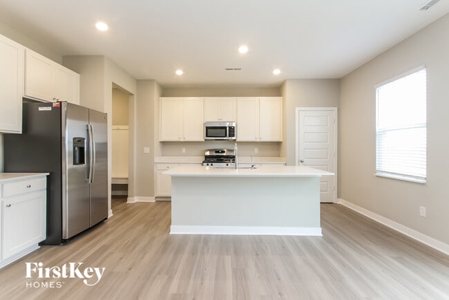 Building Photo - 2404 S Carlota Dr