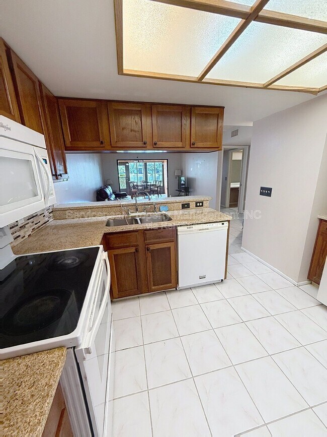 Foto del edificio - 217 Woodlake Wynde