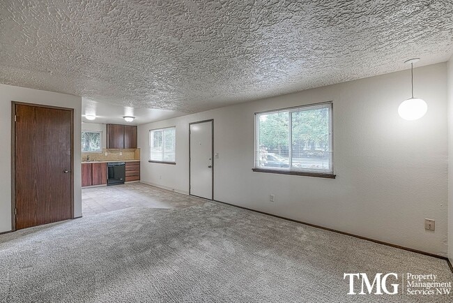 Building Photo - Charming Pet Friendly 2BR Condo with a Garage!