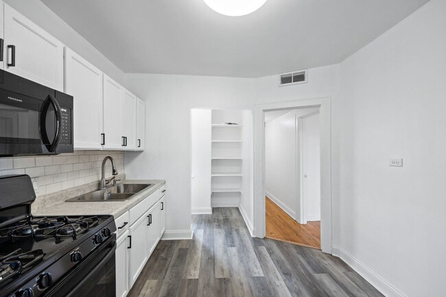 Building Photo - 2706 W Peterson Ave