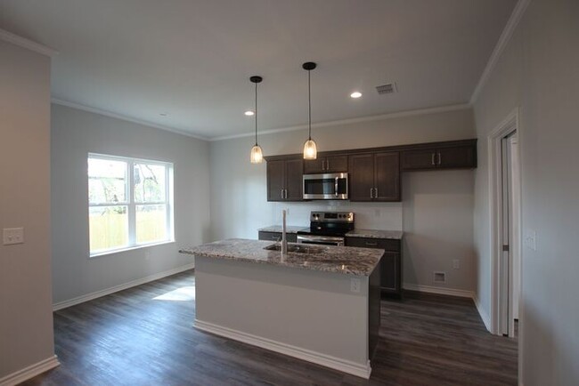 Building Photo - Stunning 2 Bed 2.5 Bath 1 Car Garage Townh...