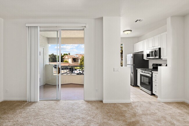 Building Photo - ? Spacious 2 Bedroom / 2 Bath Condo in Sab...