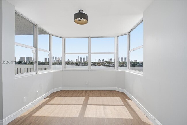 Foto del edificio - 16570 NE 26th Ave