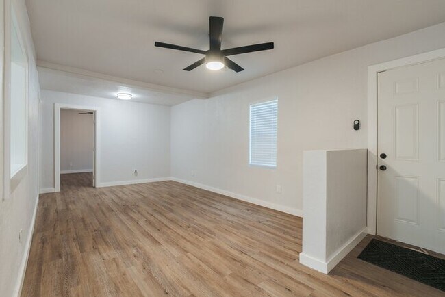 Foto del edificio - 600 NW 33rd St