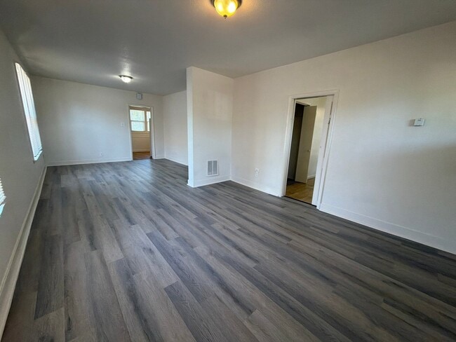 Building Photo - 428 10th St