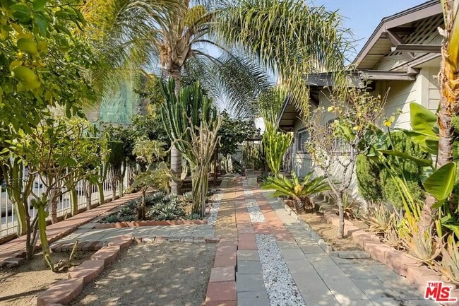 Building Photo - 810 S Gramercy Dr