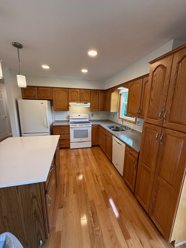 Kitchen - 85 Buckthorn Dr