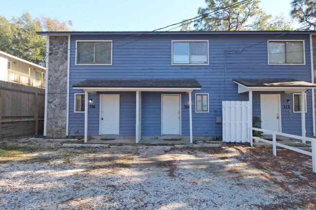 Foto del edificio - West Pensacola 2BR Townhome with Fenced Backyard, Upstairs Balcony, Modern Kitchen- Near Shopping...