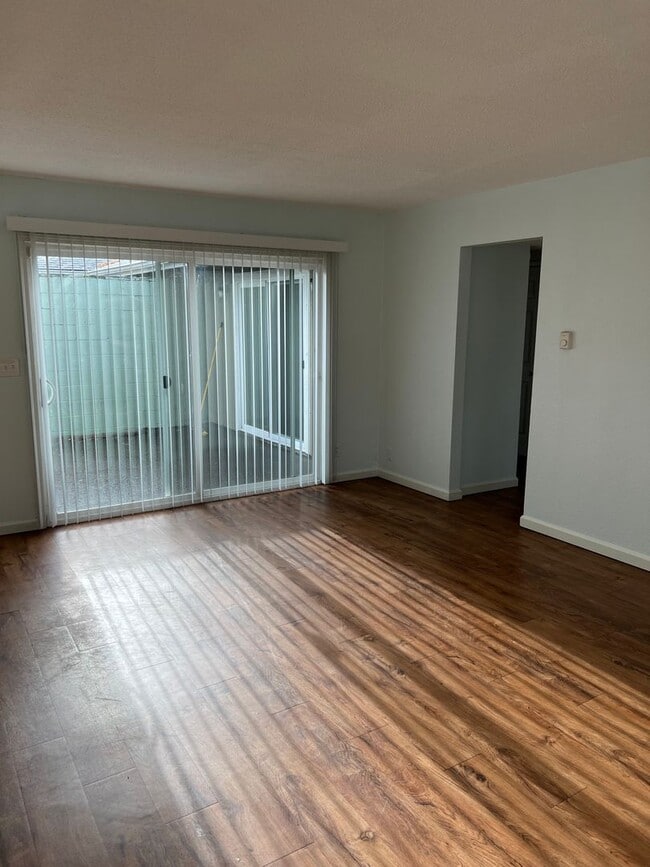 Building Photo - 400-402 SE 118th Ave