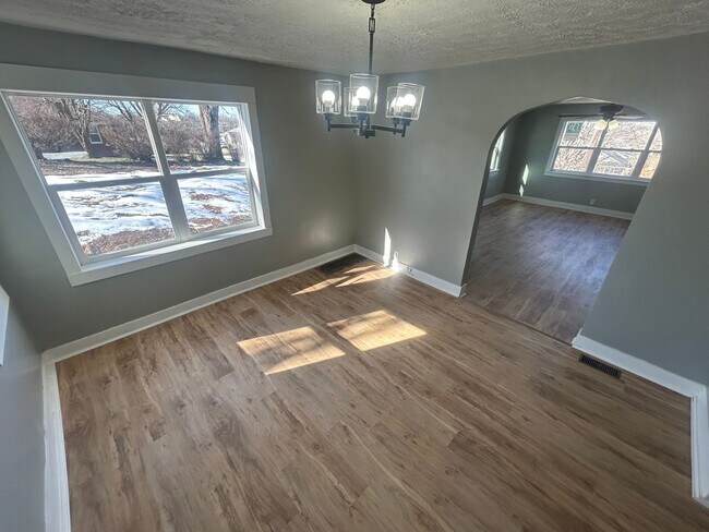 Foto del edificio - Charming 3-bedroom, 1-bathroom house located in Vine Grove, KY.