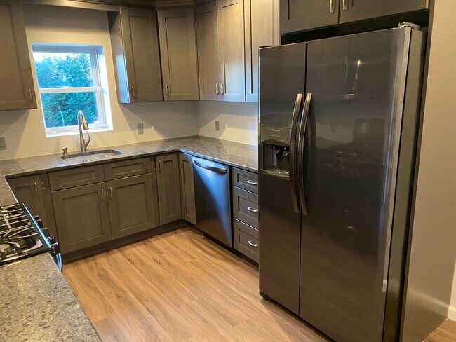 Dish washer & Refrigerator with ice maker / water dispenser - 55 Woodhull Rd