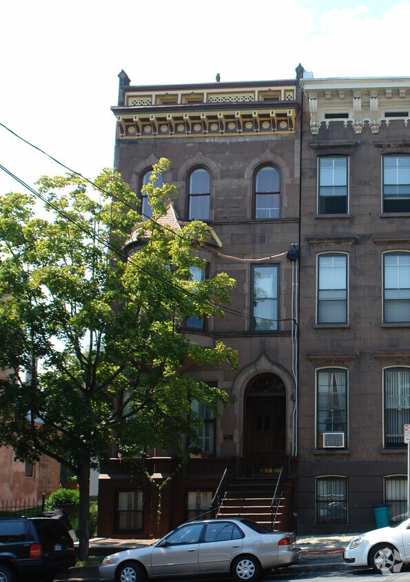 Building Photo - 18 Ten Broeck St