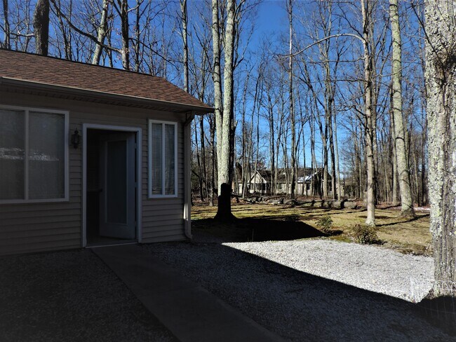 Building Photo - 122 Lakeside Dr