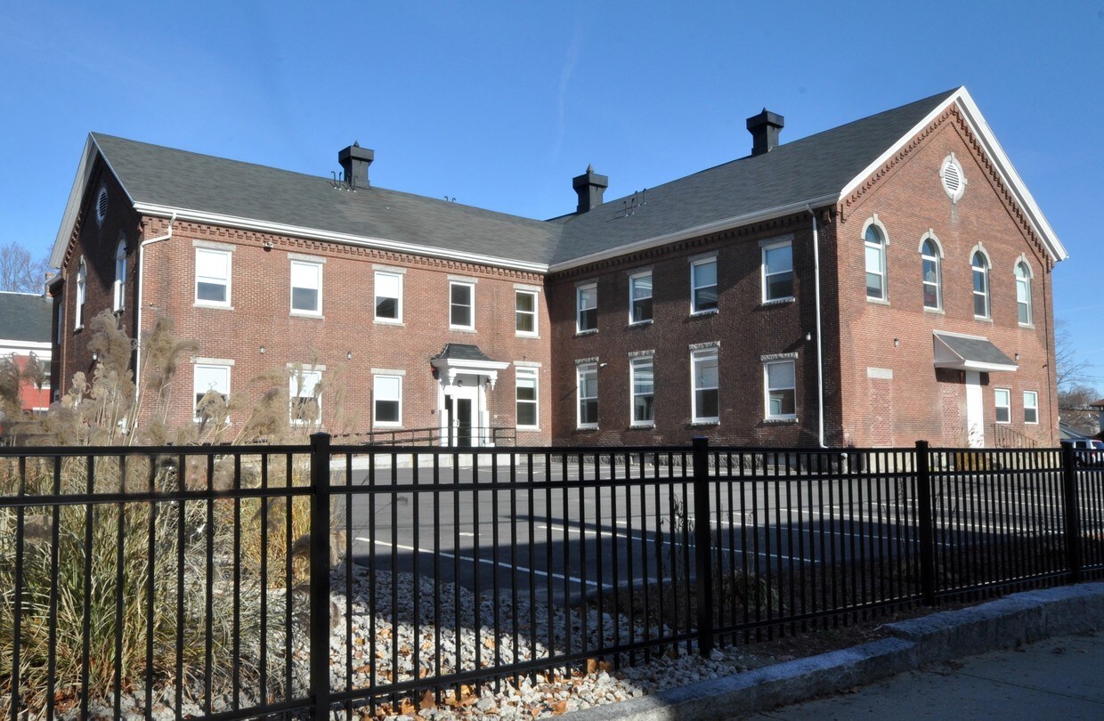 Primary Photo - Dillon Hall Apartment Complex