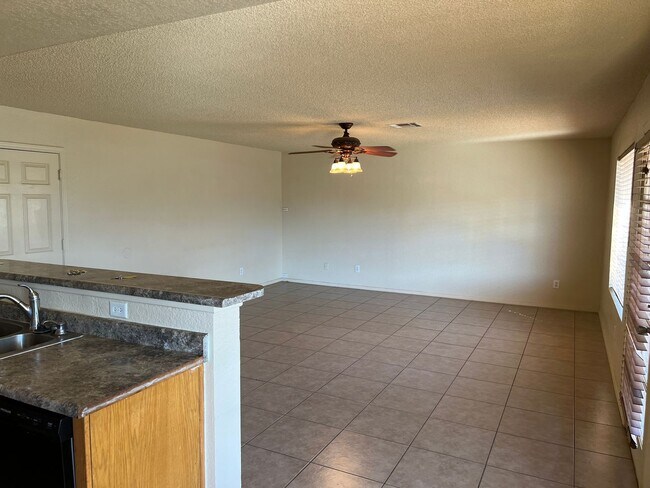 Foto del edificio - Four Bedroom Mountain View Home with large fenced back yard and double gates