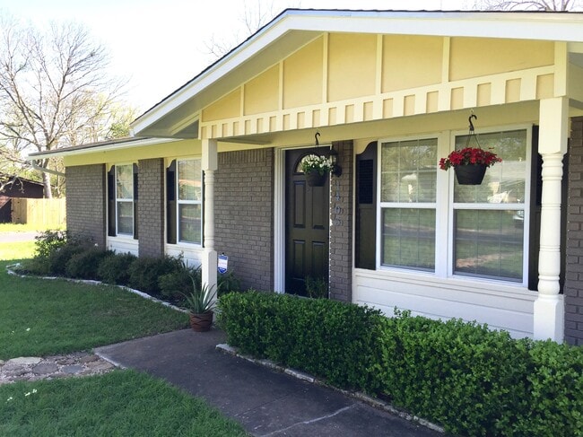 Building Photo - 1405 Green Forest Dr