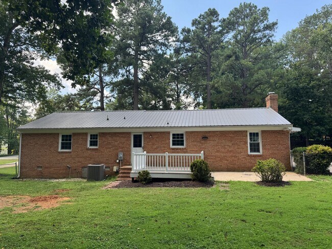 Building Photo - Completely updated brick ranch Winterpock ...