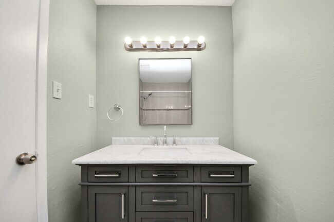 Foto del edificio - 44 W Tri Oaks Ln