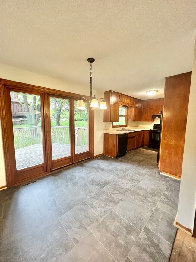 Foto del edificio - NW House Just blocks off of Elton Hills Dr...