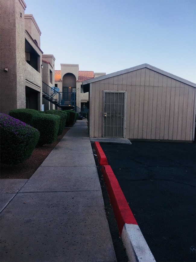 Building Photo - 1521 W Denton Ln