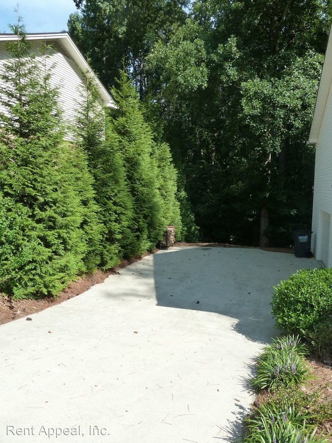 Building Photo - 4 br, 3 bath House - 5649 Fern Creek Dr.