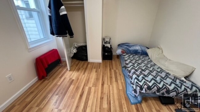 Foto del edificio - VERY LARGE AND  NATURALLY BRIGHT ROOM FOR ...