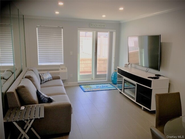 Photo - 450 W Broadway Apartment