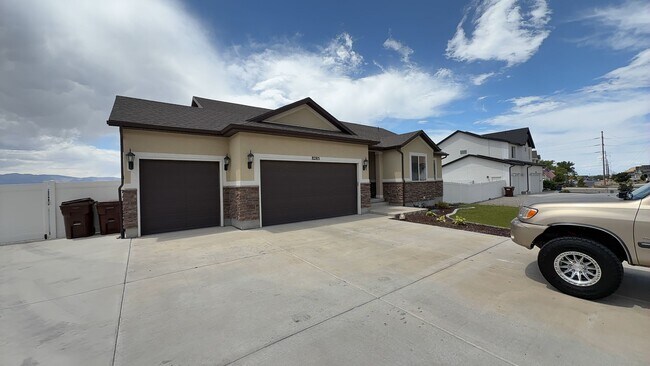 Foto del edificio - 8285 Lakeshore Dr