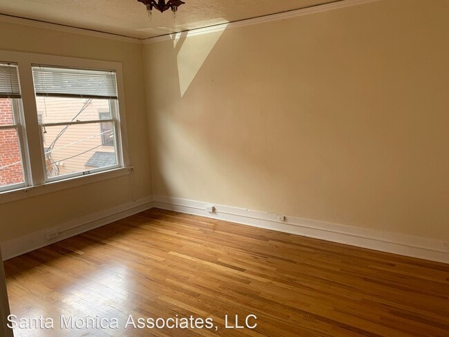 Building Photo - 1 br, 1 bath Apartment - 630 NE Lawrence Ave.