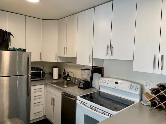Building Photo - 0 bedroom in Chicago IL 60614