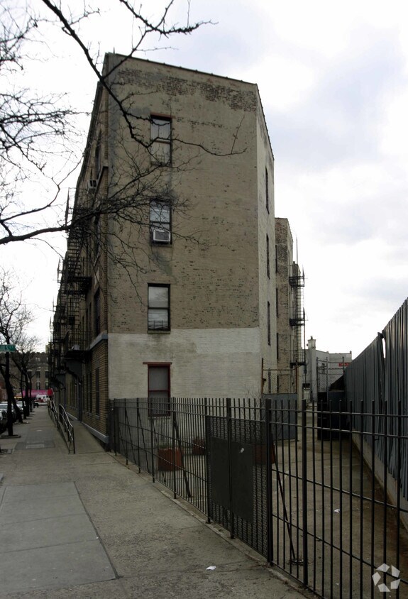 Building Photo - 5 Saint Pauls Pl