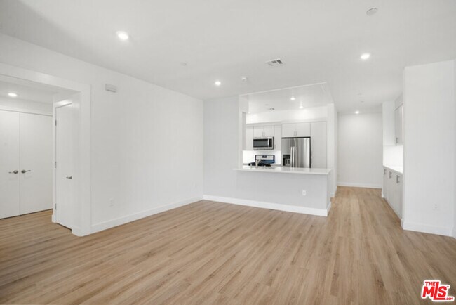 Foto del edificio - 1832 S Barrington Ave