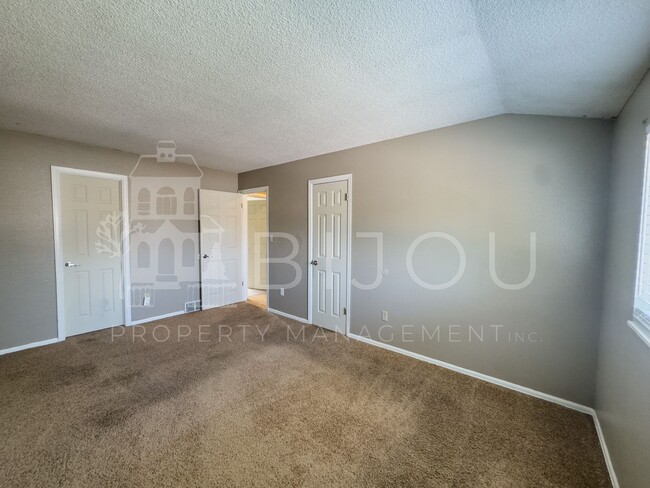 Building Photo - Conveniently Located Tri-Level