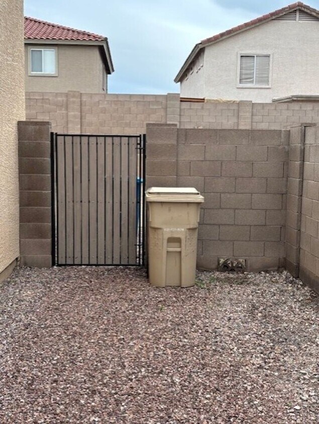 Foto del edificio - 22066 W Solano Dr