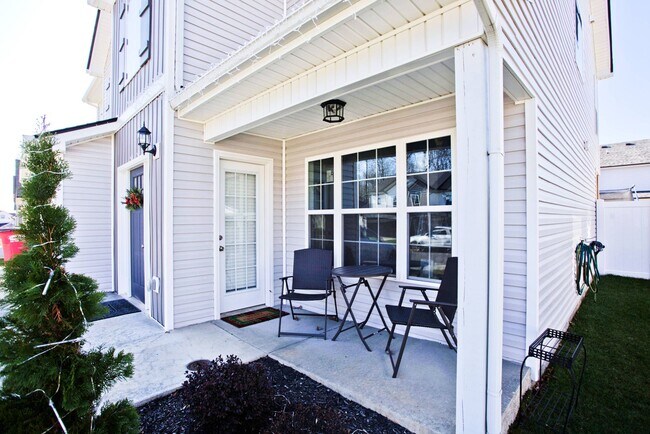 Building Photo - Beautiful Clarksville Rental