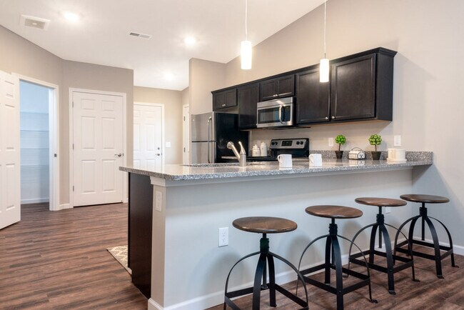 Cocinas espaciosas con comedor - Redwood Kent