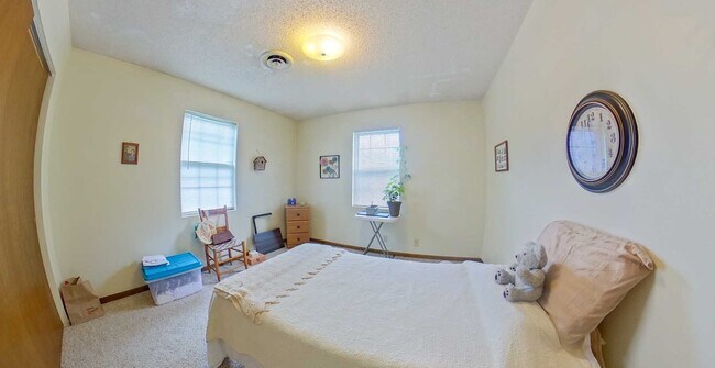 Foto del edificio - 3D Tour Available - Cozy Two Bedroom + Law...