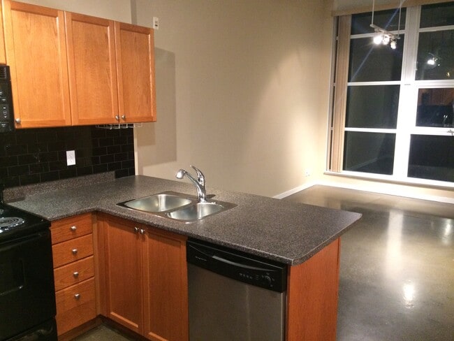 Building Photo - 404 King St W