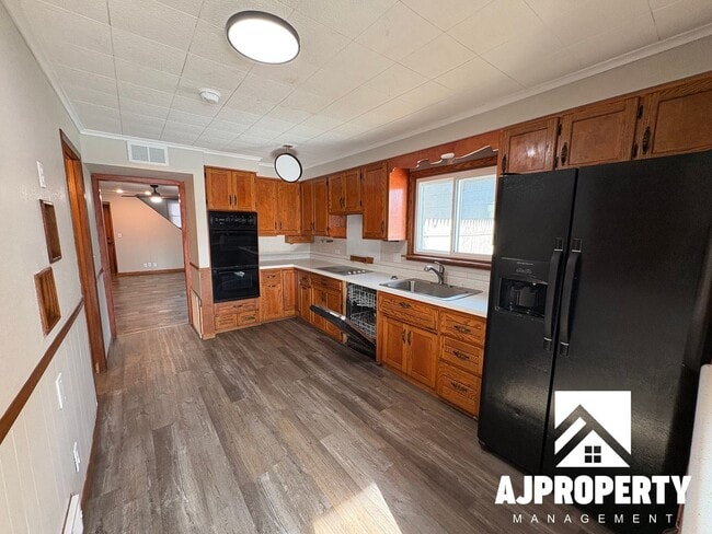 Building Photo - 213 W 39th St