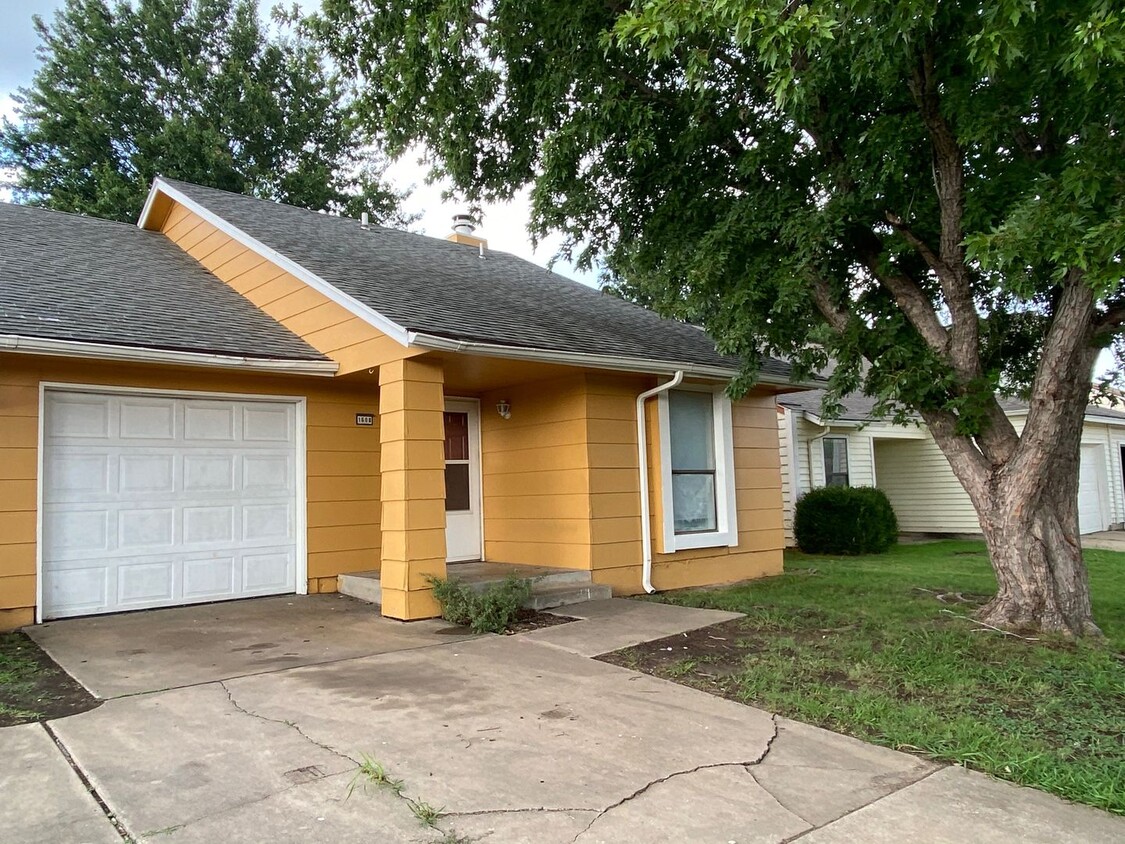 Primary Photo - 3 Bedroom Duplex in Broken Arrow!