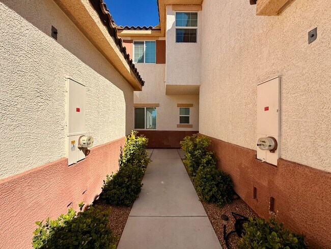 Foto del edificio - 3 BED 2.5 BATH 2 CAR GARAGE TOWNHOUSE w/ PRIVATE BACKYARD in GATED COMMUNITY.