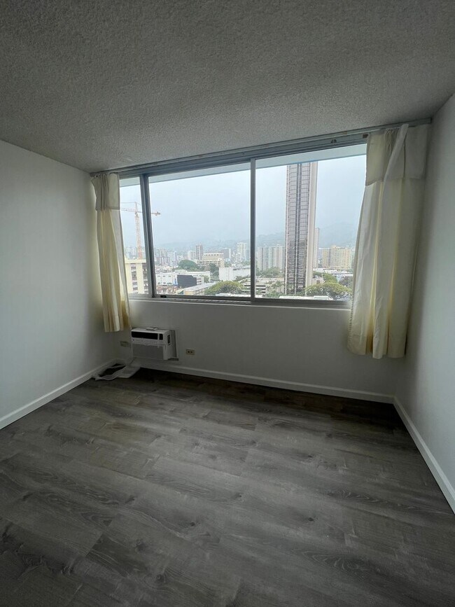 Building Photo - 1560 Kanunu St
