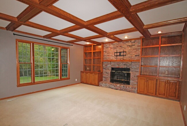 Building Photo - 5 Bedroom, 3.5 Bathroom Brimfield Home For...