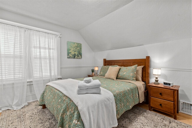 Foto del edificio - 431 E Summer St