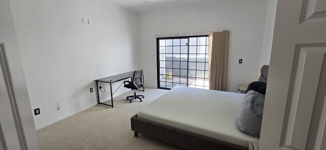 Building Photo - 2019 Carnegie Ln