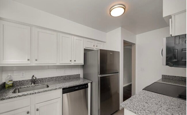 Building Photo - 11 Cedarwood Ct