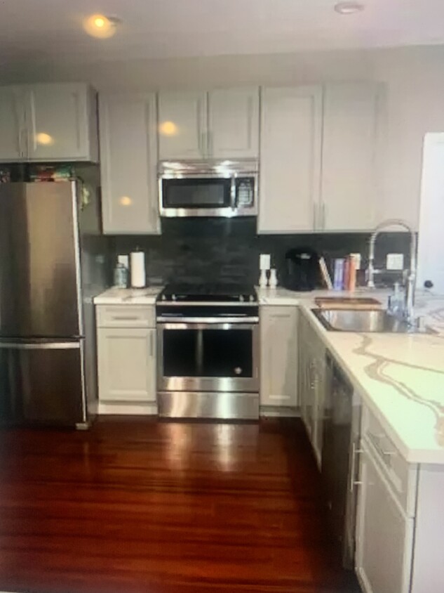 Kitchen - open floor plan - 1847 Reed Ave