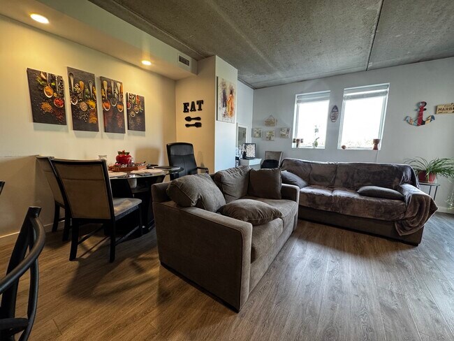 Foto del edificio - 1323 W Morse Ave