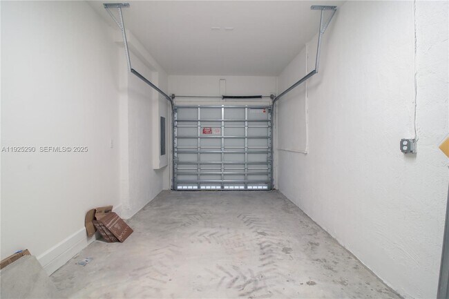 Building Photo - 2747 SE 25th Ave